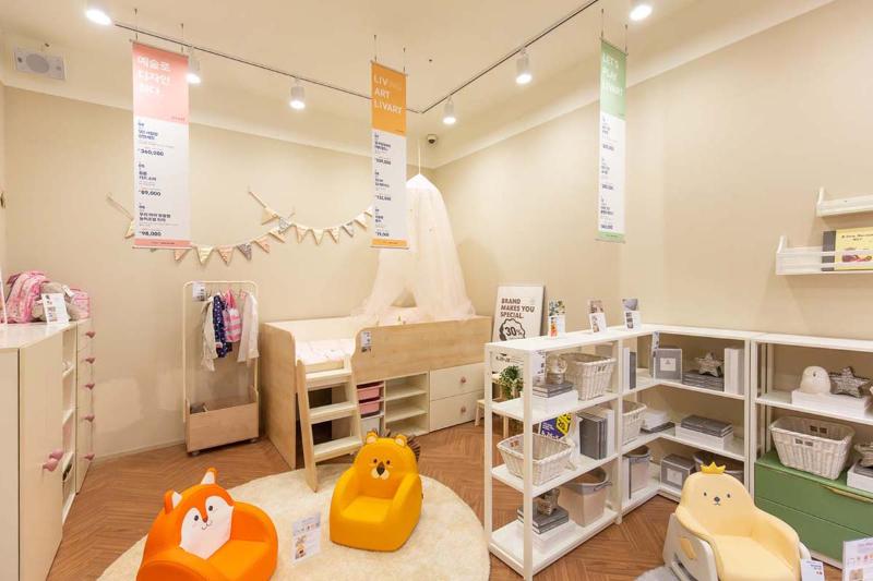 90 平米的购物商场，以品牌颜色为主题的室内设计-22