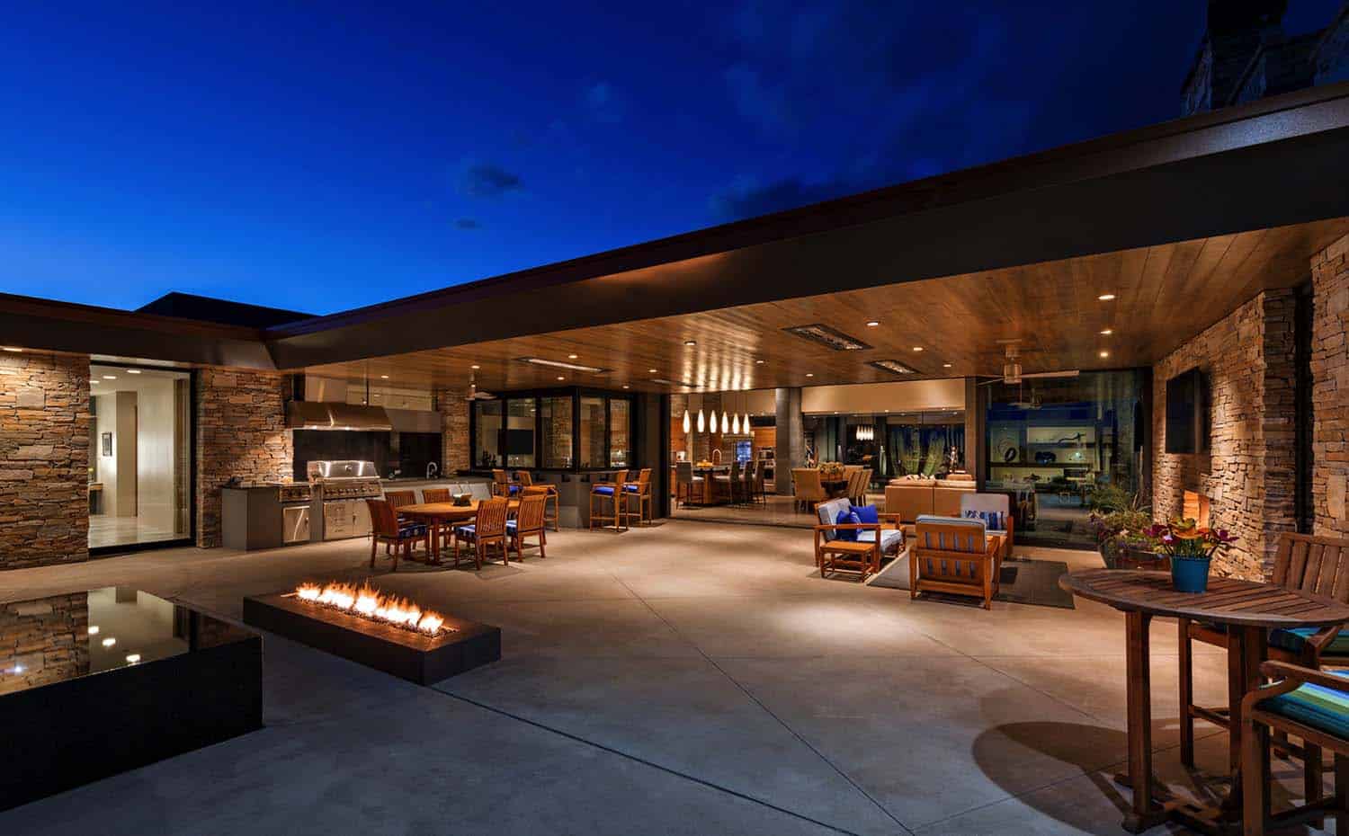 Fascinating modern desert home melds into the Sonoran landscape-12