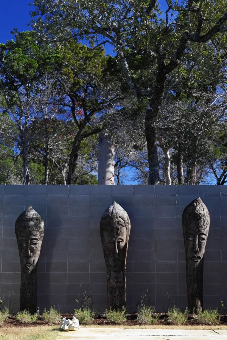 德州奥斯汀的"Villa Nuevo" | 夏日遮阳,室内外生活和谐共生-22