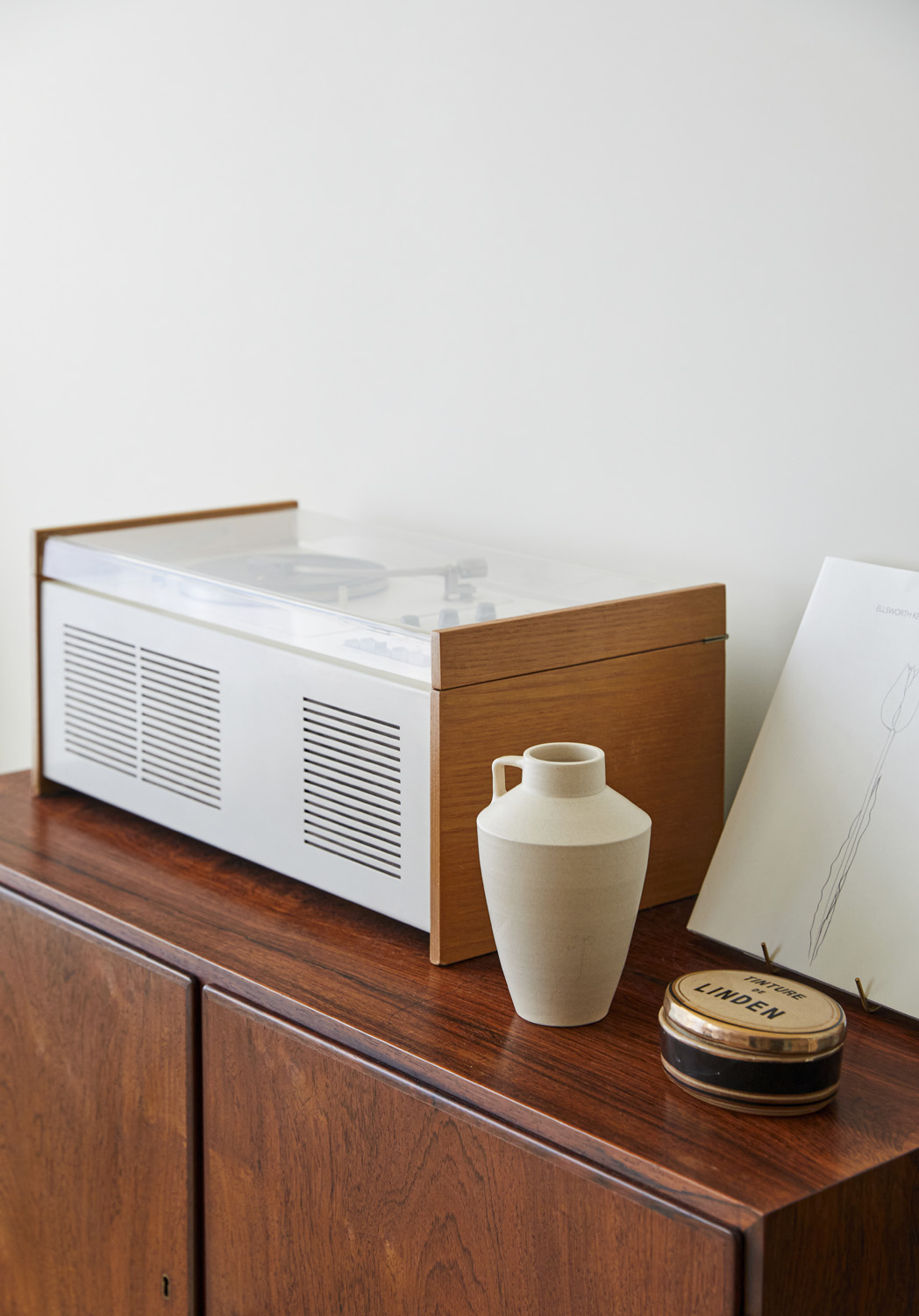 白色与木质的极简魅力 | Deia Studio 的 35 平米迷你工作室设计-13