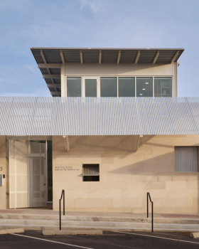 Lake Flato uses "refined material palette" for infill art gallery in Texas