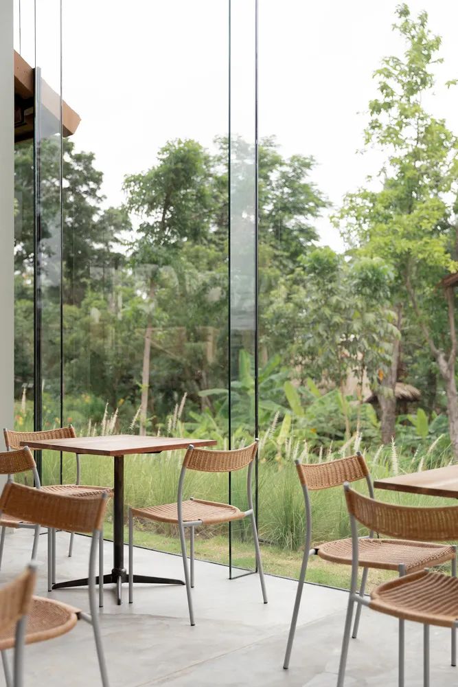 泰国乡村新咖啡馆 | 玻璃与木瓦的生态融合-26