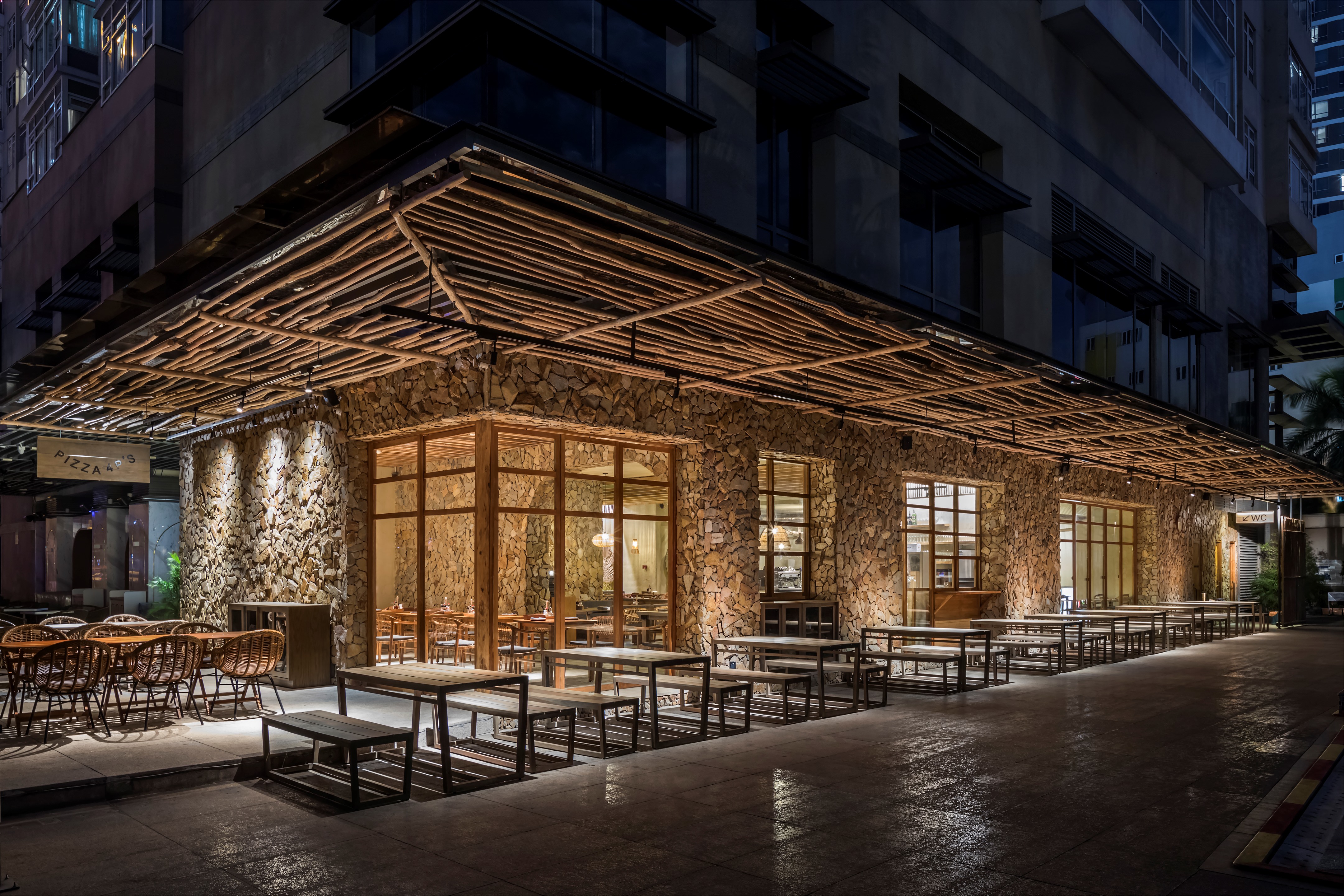 越南"Pizza 4P's"餐厅设计 · 海边别墅中的自然优雅-59