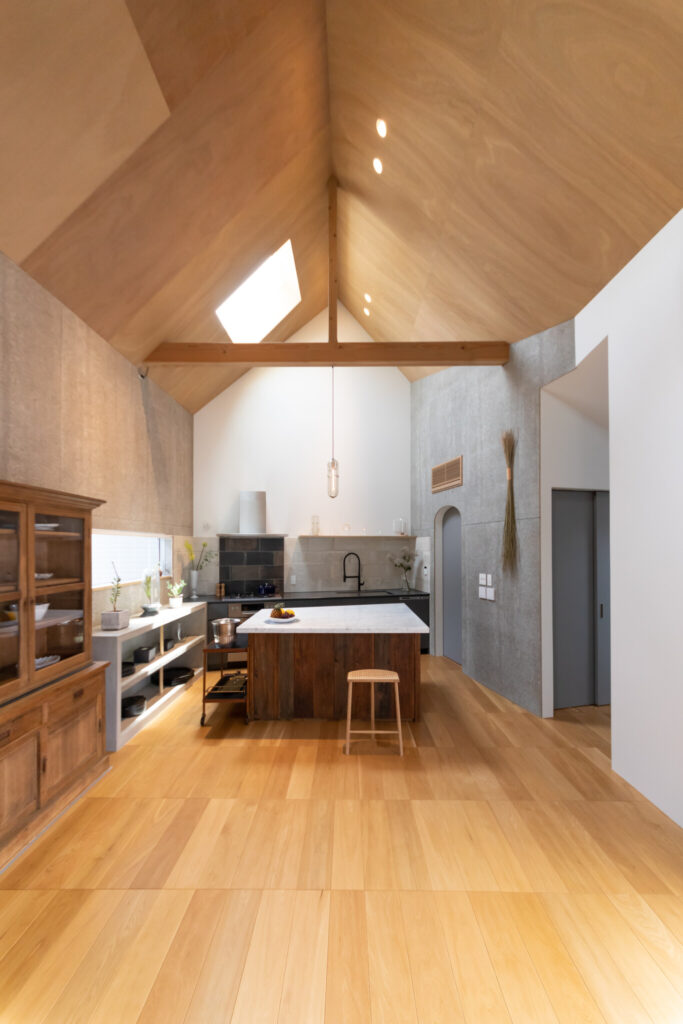 物語のあるものに囲まれて　多様な素材使いが生み出す愛着がわく独自の空間 | Style of Life | 100%LiFE-3