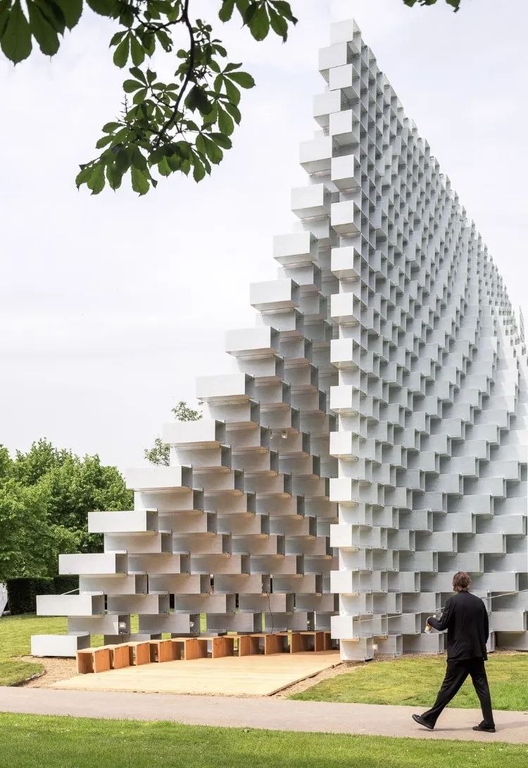 伦敦蛇形展馆"解构"之墙-1