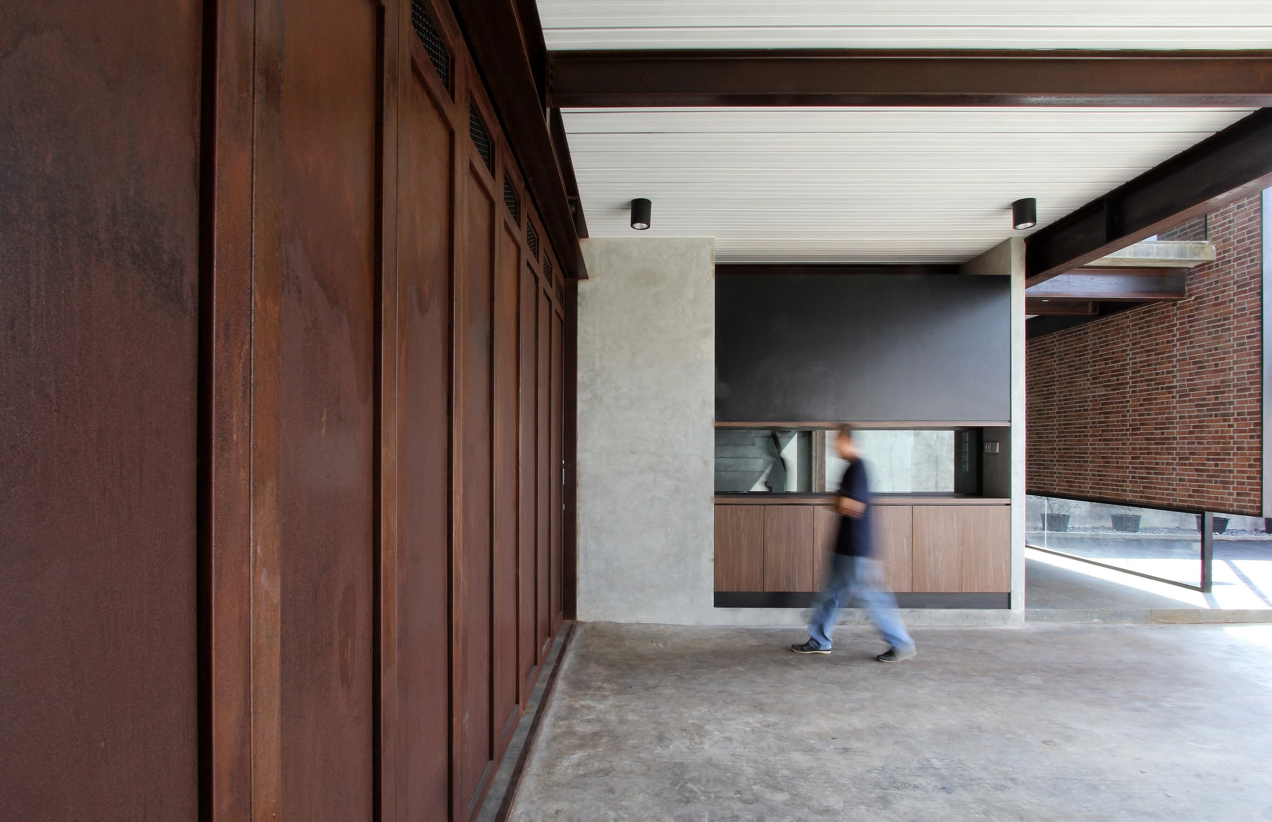 印尼工业风办公室设计 | 满足五感的舒适空间-12