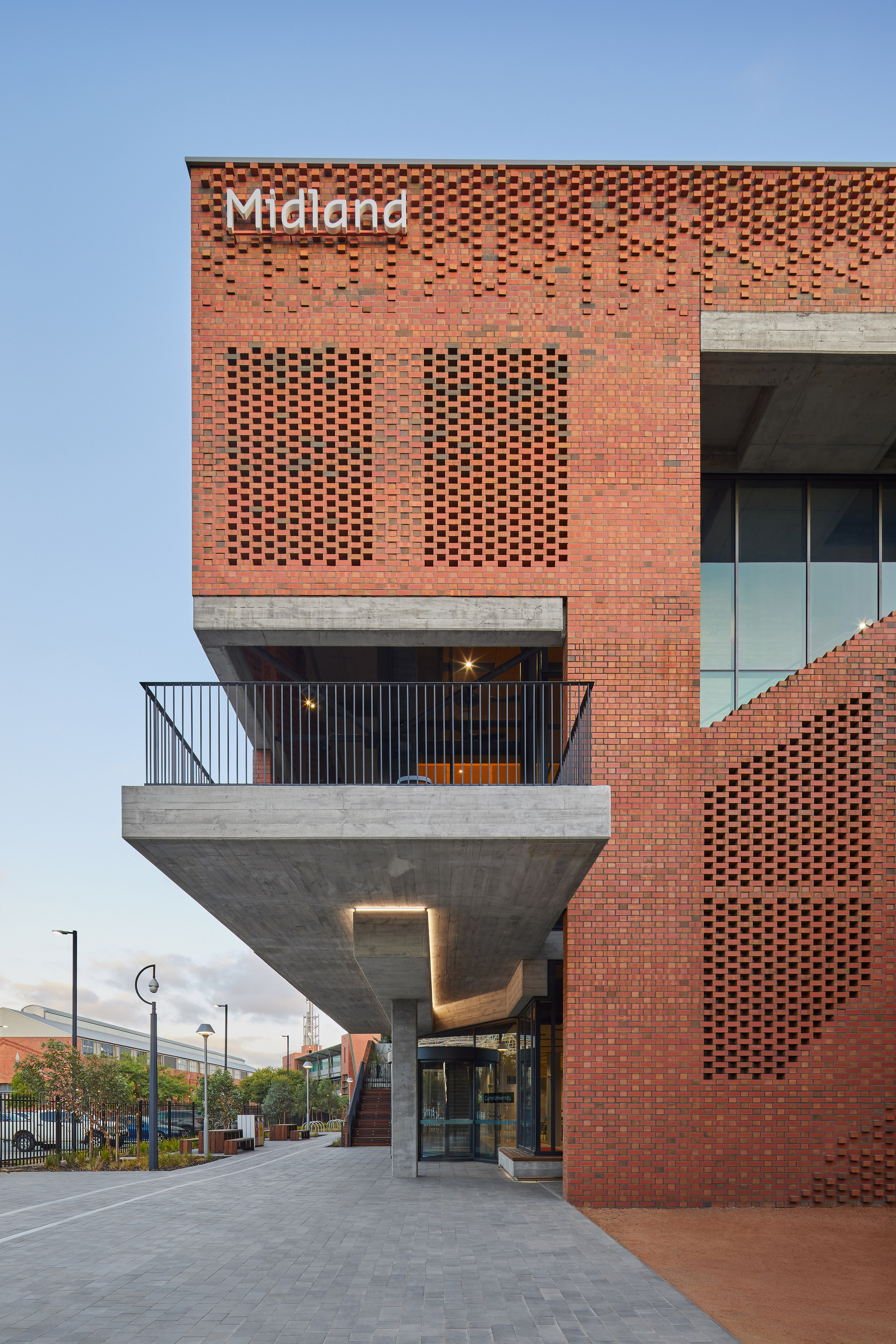 Curtin University Midland Campus / Lyons + Silver Thomas Hanley-31