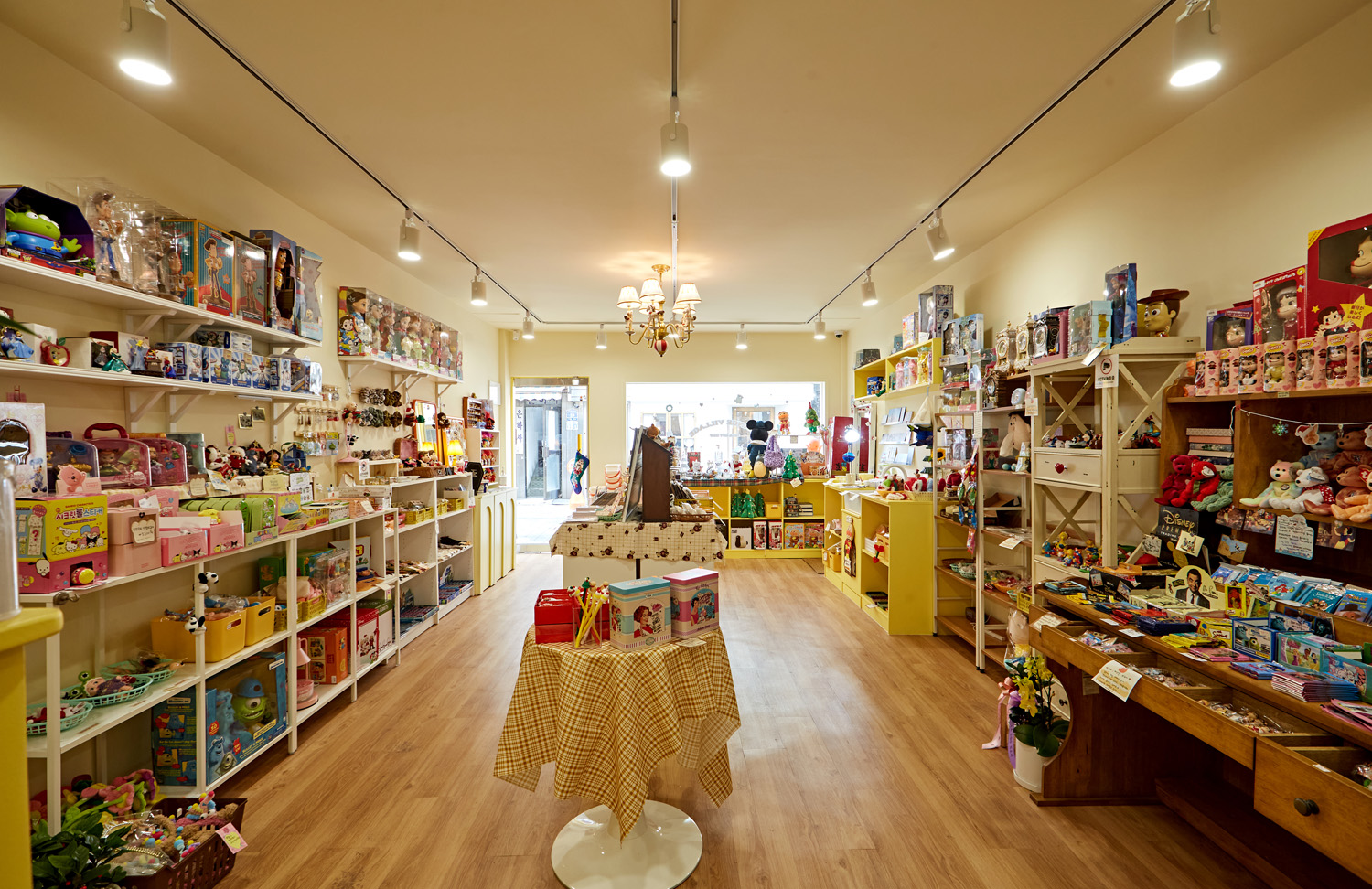 11 坪小店翻新，打造温馨橙色调空间-8