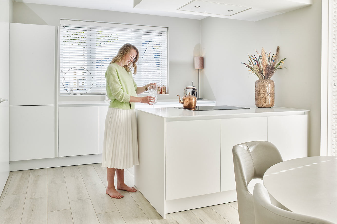 Urk现代白色岛台厨房设计丨荷兰丨Arma Keukens en Sanitair-0