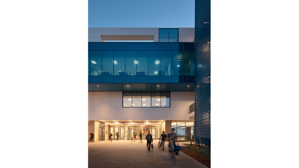 废弃办公楼变身高中新典范-12