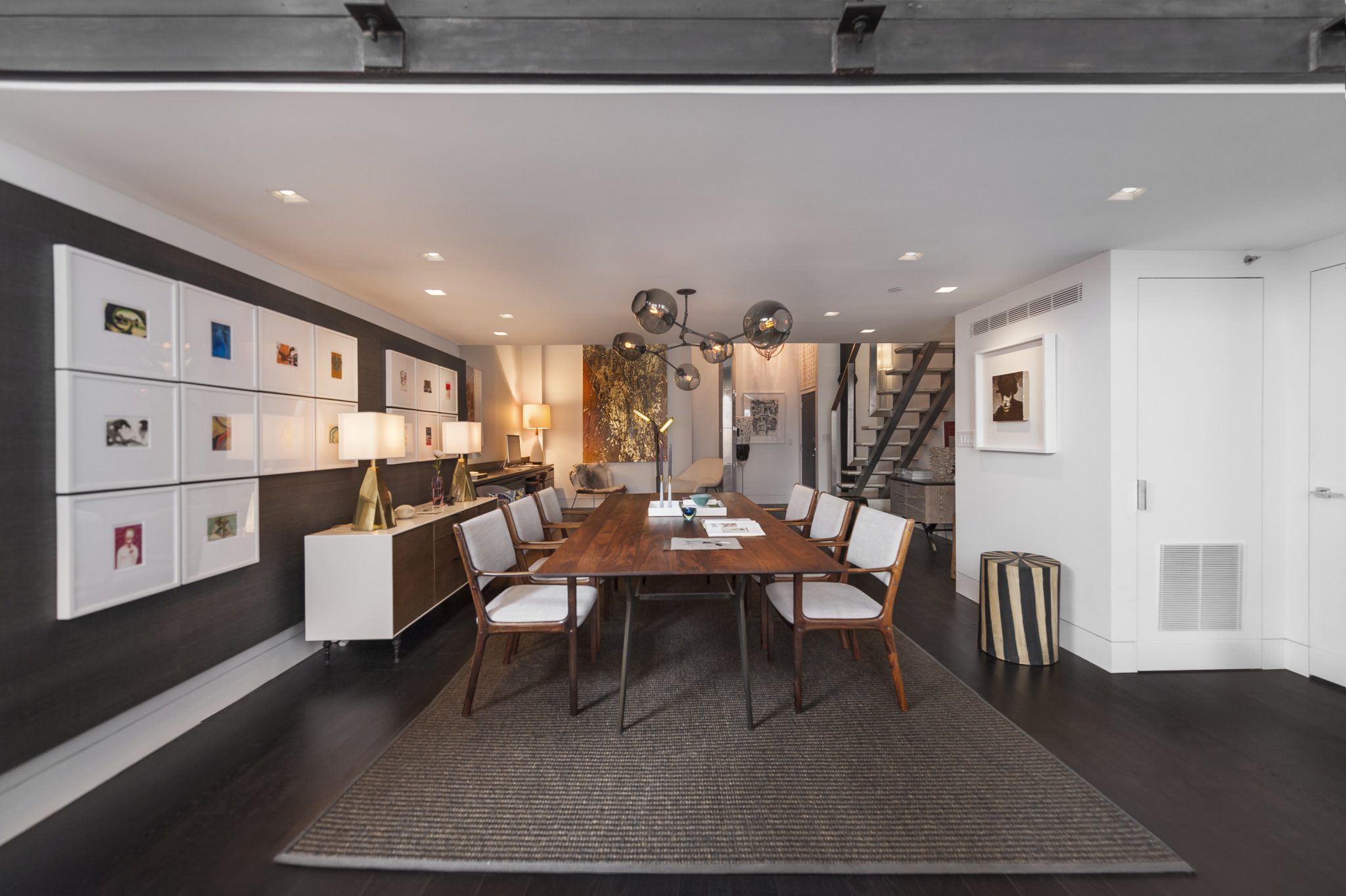 MRTA 打造现代艺术画廊般的切尔西复式公寓-6