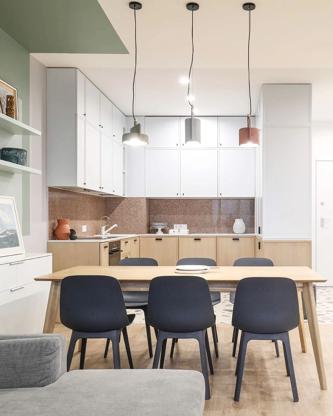 色彩项目 · 充满艺术气息的 2021 年家庭公寓设计丨保加利亚布尔加斯丨Think Forward-9