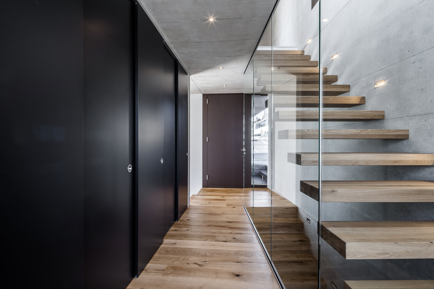 瑞士山坡上的 L 形家庭住宅-47