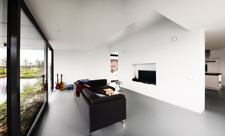 荷兰海伦文现代别墅,开放式设计、自然光与水景交融-19