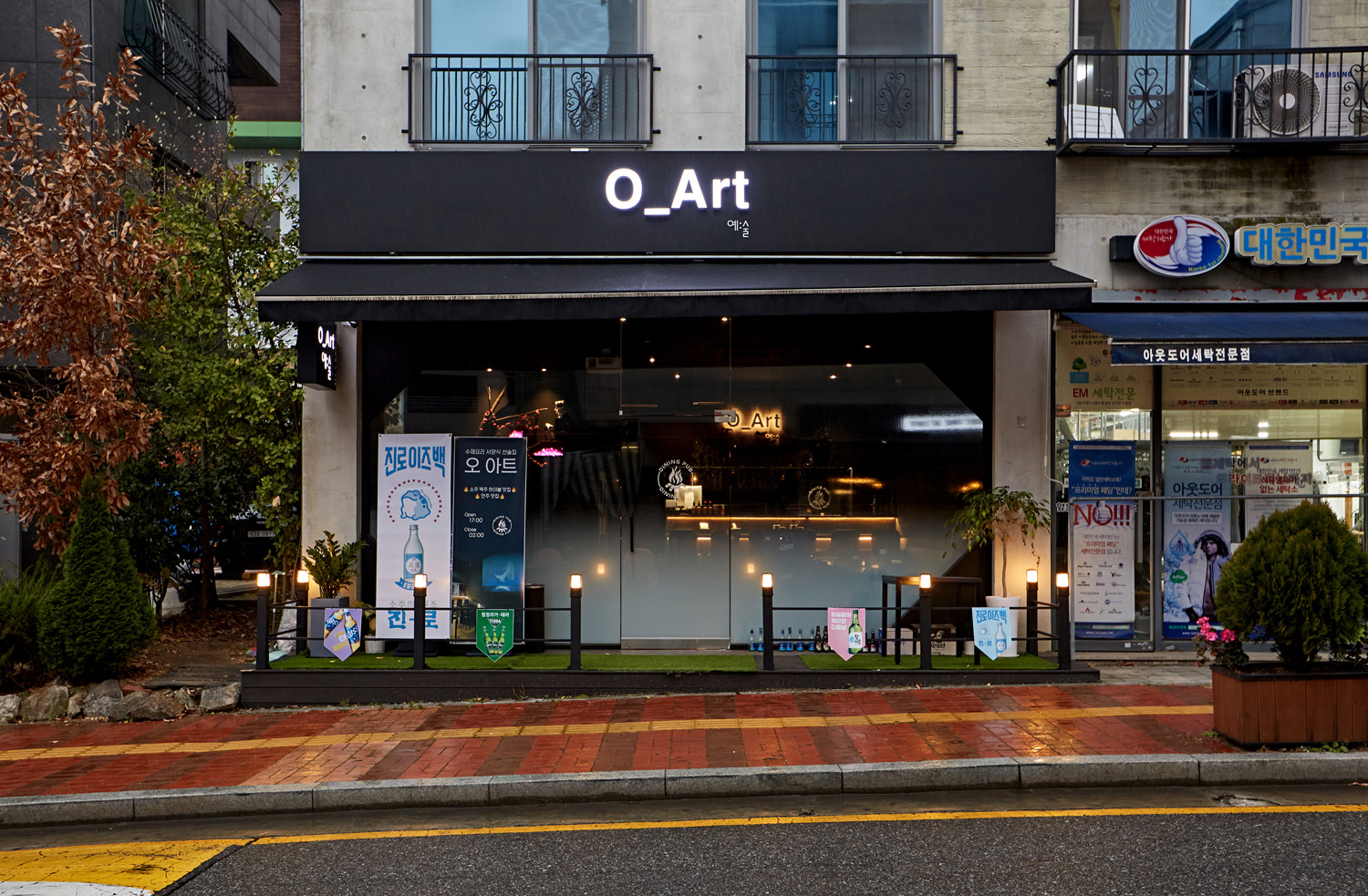 黑色乡村风格的 16 平米小酒馆设计-2