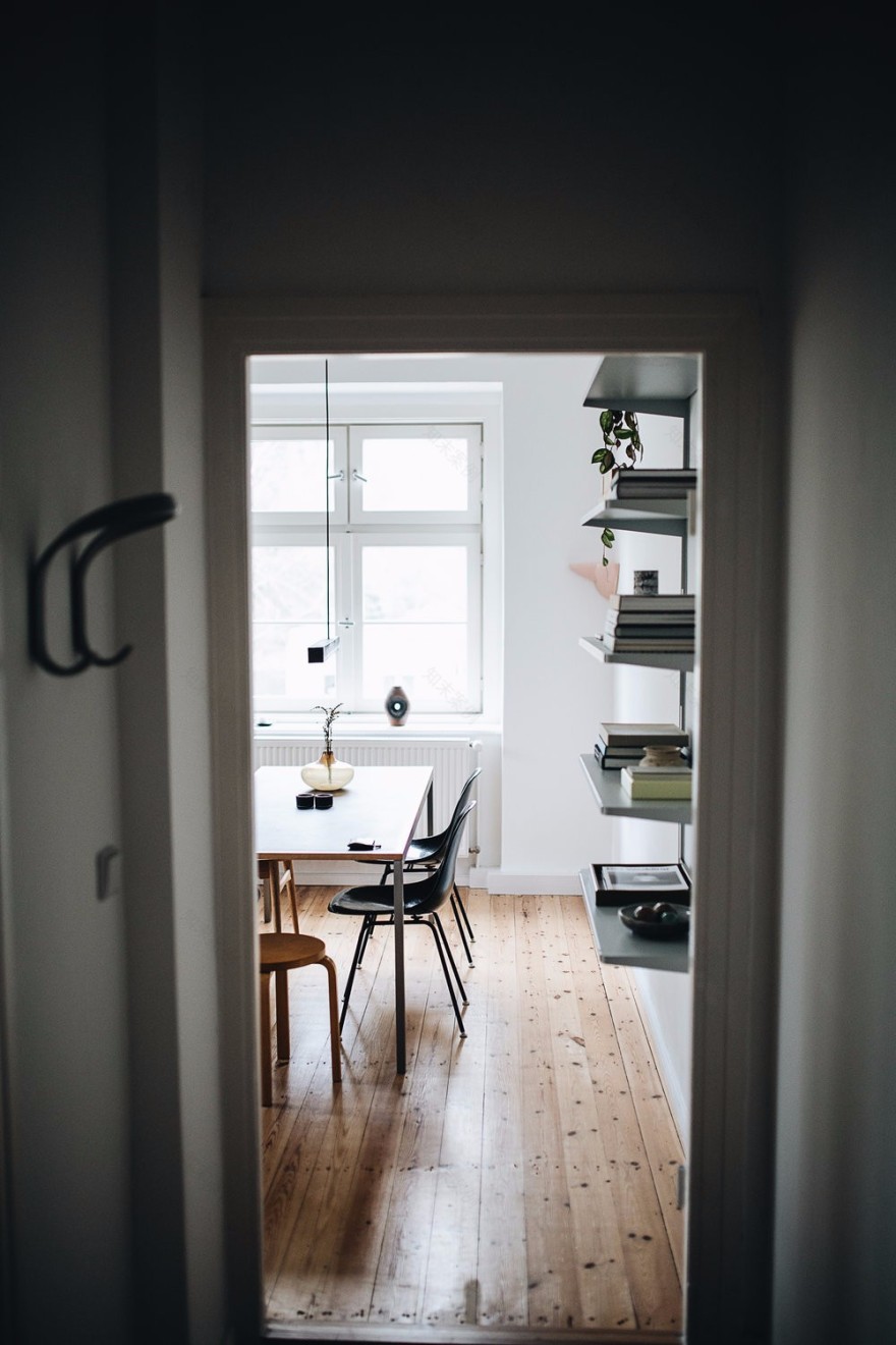 67㎡ 小公寓,墙壁上的层板、挂钩、衣架设计的太赞了-14