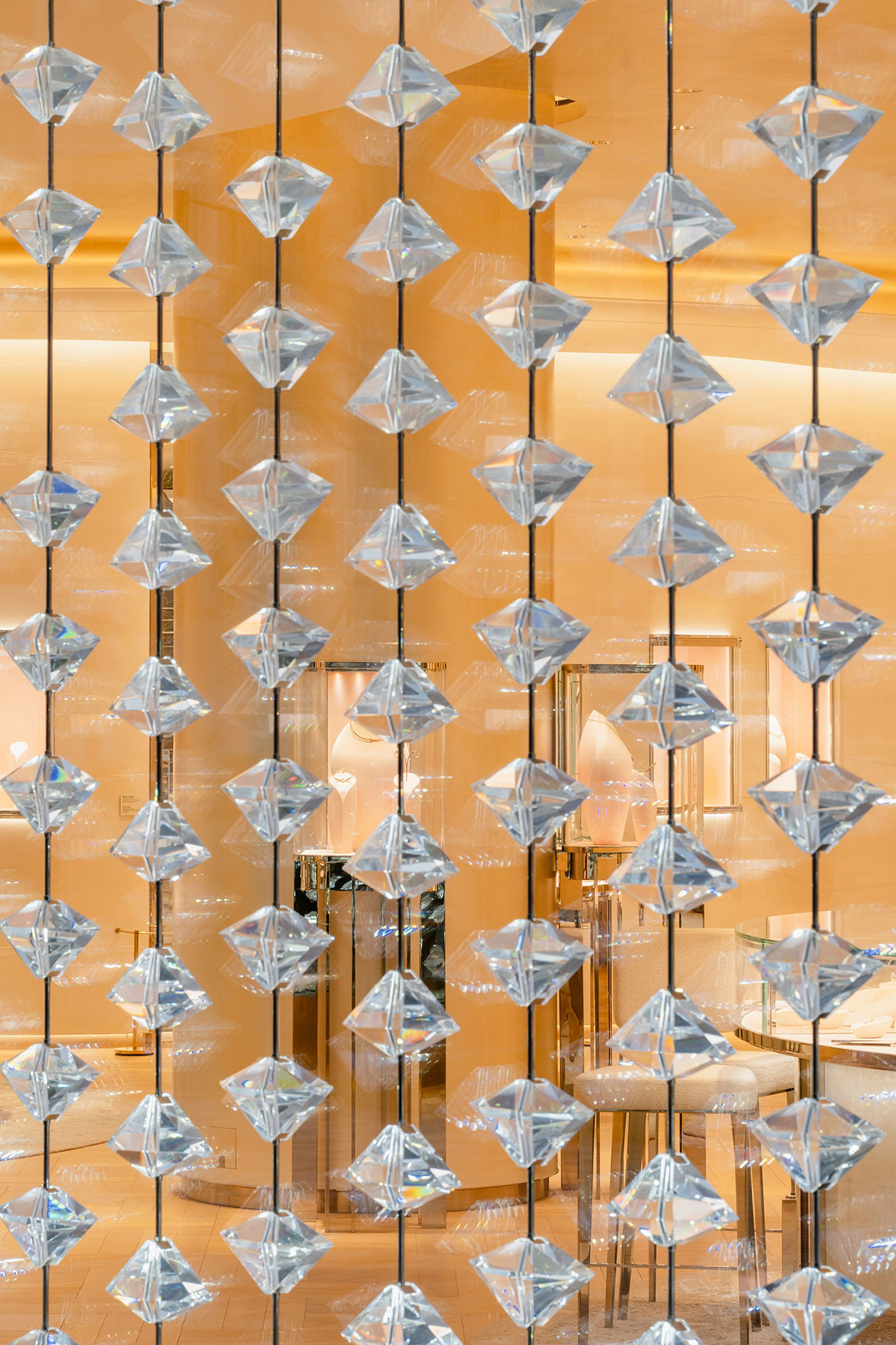 蒂芙尼（Tiffany & Co.）专卖店钻石门头设计，上海 | Space design by Nina Frolova - 餐饮资讯 - 餐厅LOGO-VI空间设计-全球餐饮研究所-4