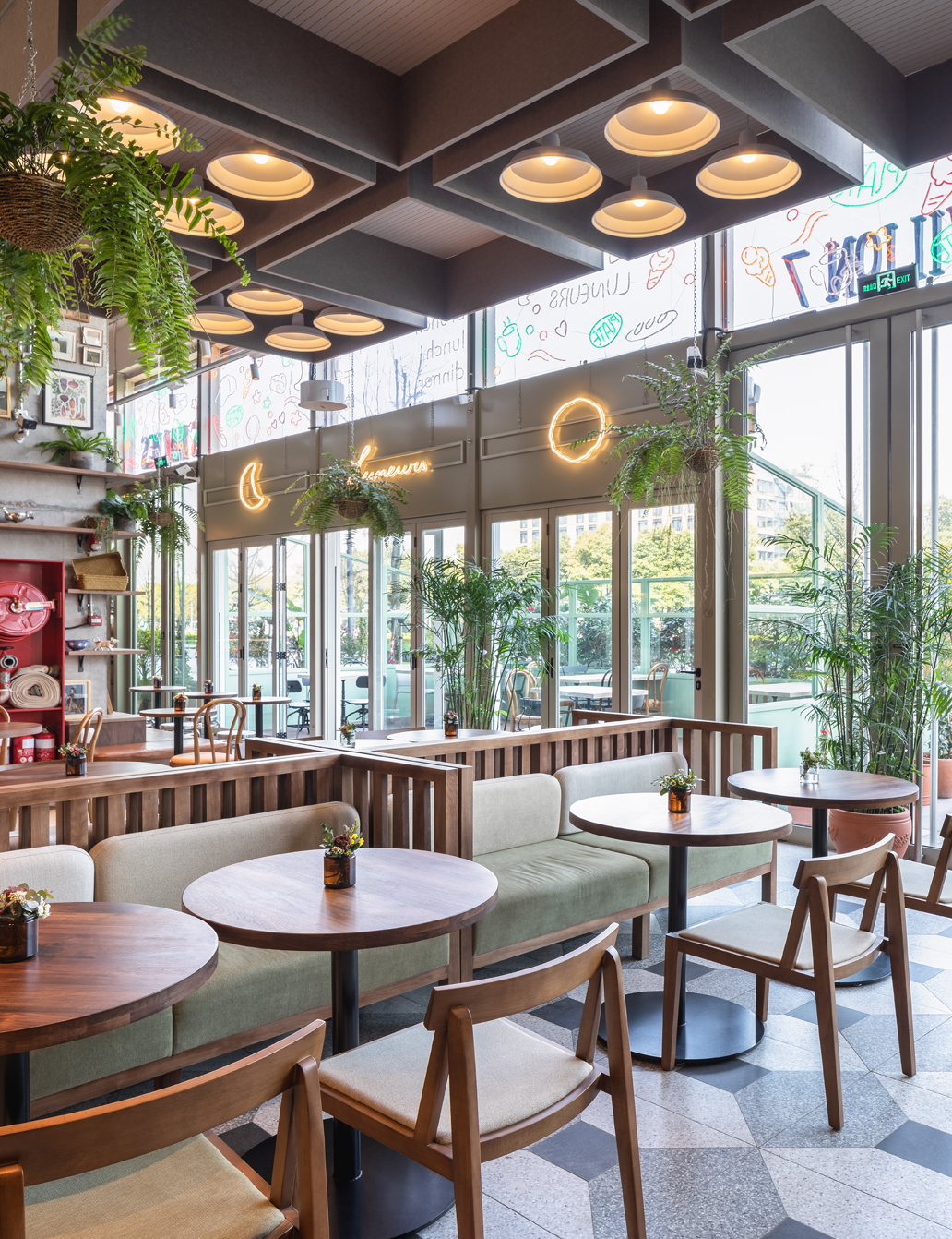 月畔（Luneurs），上海巴黎春天百货美食广场（Les Halles 可理解为美食广场等含义，这里推测结合语境指上海有此品牌店铺的巴黎春天商场美食广场） 

注：如果Les Halles [Shanghai]有更确切固定所指，需要根据实际情况调整，Luneurs是品牌名，一般保留原文音译 丨中国上海丨hcreates interior design-5