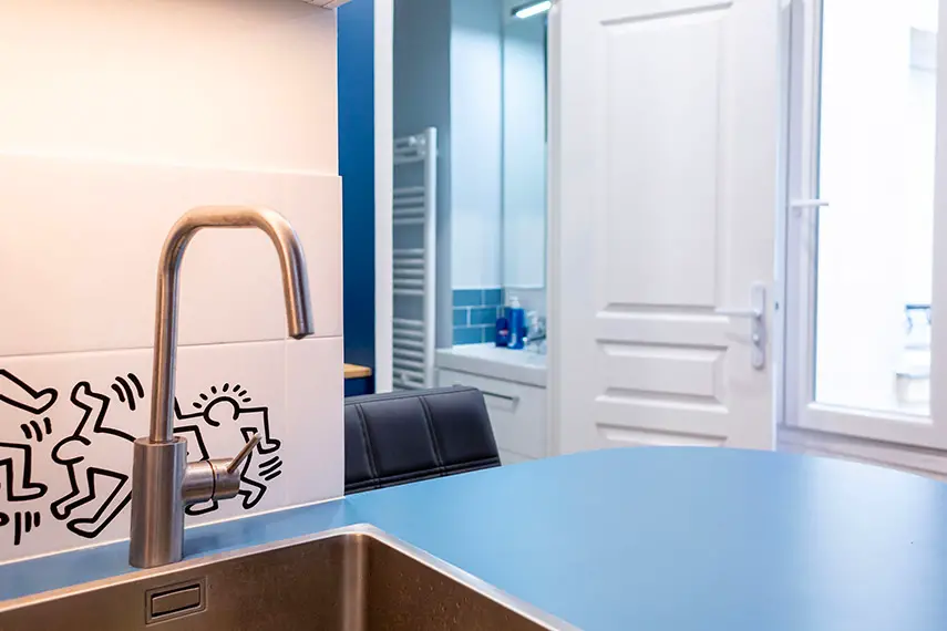 巴黎 18m²迷你公寓，床升至天花板，极致空间利用！-8