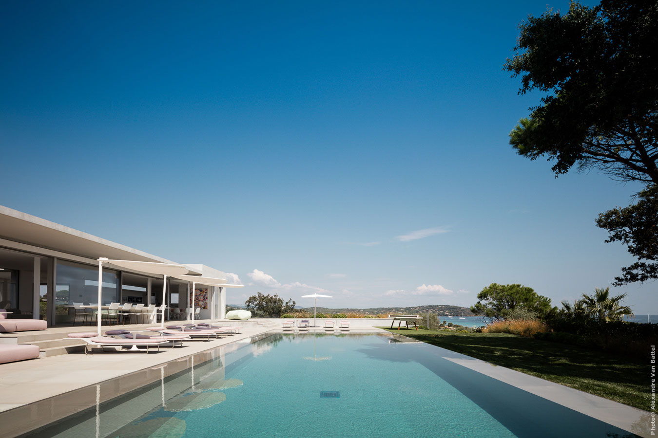 法国 Ramatuelle 现代住宅 | 玻璃墙、游泳池、艺术装饰-5