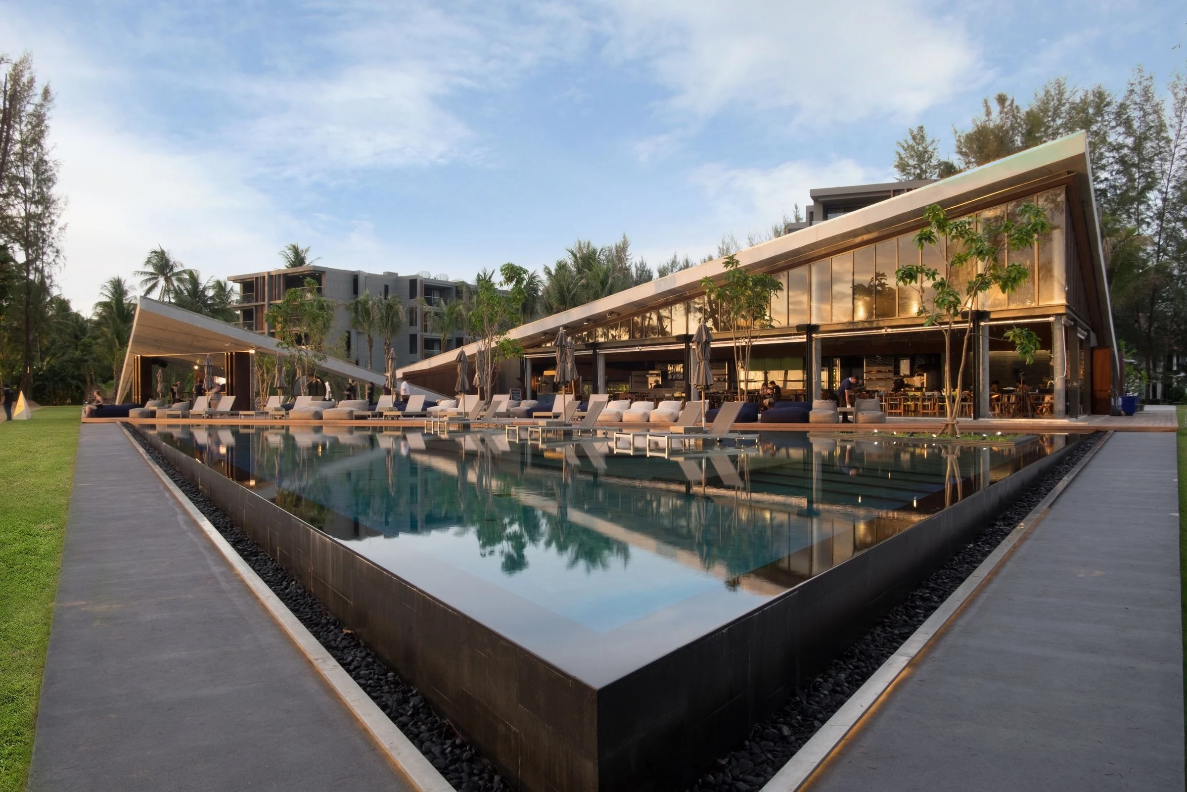 泰国 KOKULO 海滩俱乐部 | 绿意盎然的海岸线休闲空间-15