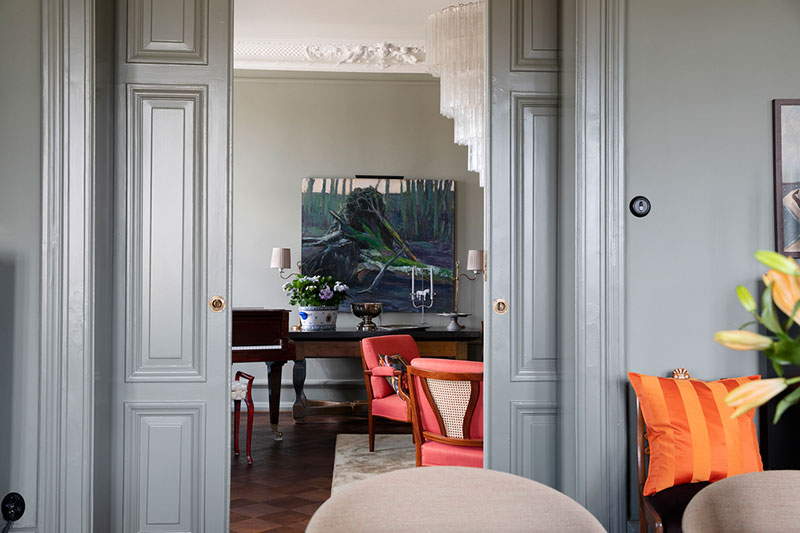 瑞典马尔默中心古典奢华风格的暗色调公寓设计-9