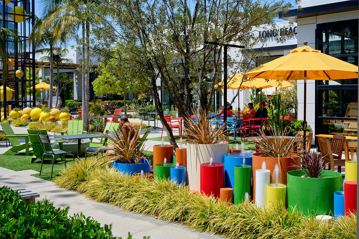 飞地；有围墙的社区；专属区域（需结合具体语境确定最合适的表述，若这里指高档封闭社区，‘有围墙的社区’较合适；若指地理意义上的，‘飞地’更准确等） 但按照严格要求这里还是统一给出 飞地  丨美国洛杉矶丨Lifescapes International-6