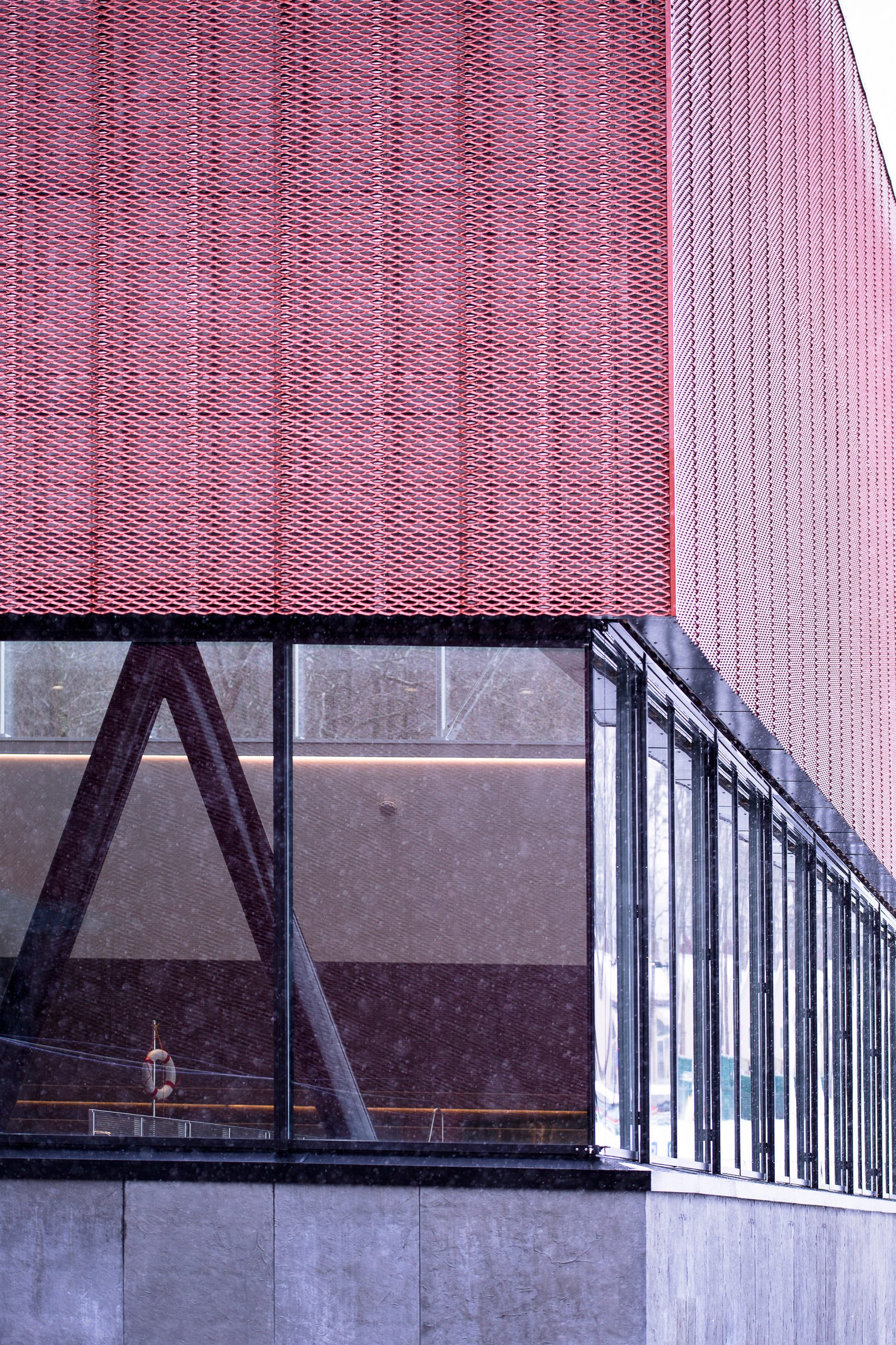 挪威波浪浴场,山间红锈金属与阳光的互动-7