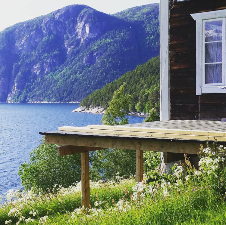 挪威峡湾边的传统木屋-11