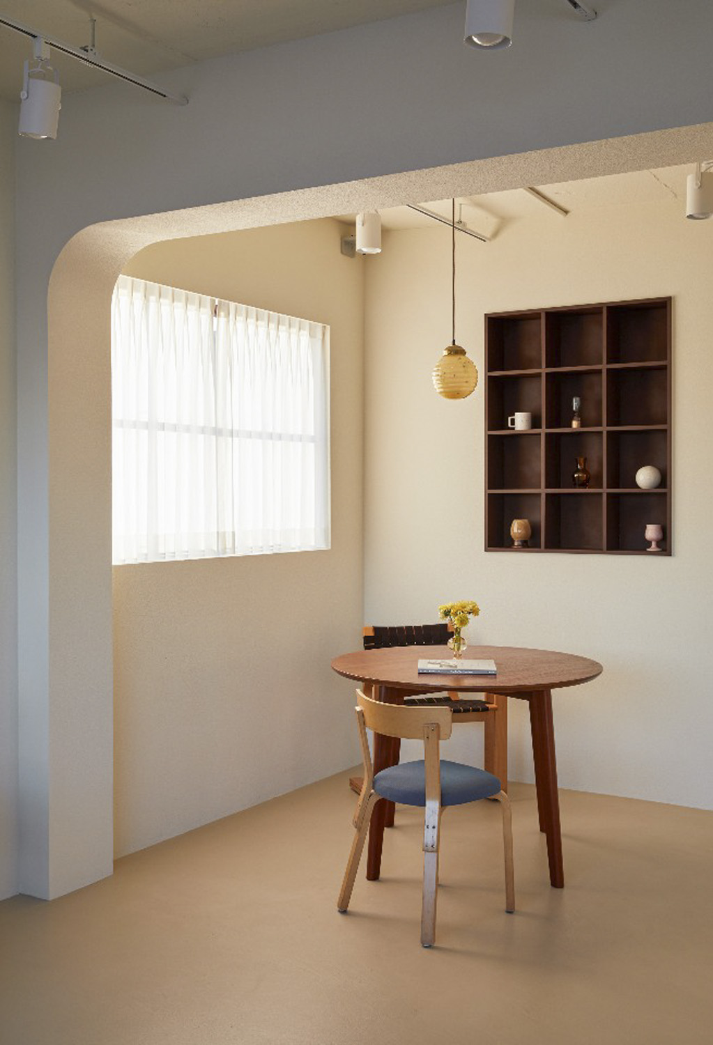 35 平简约设计工作室，展现白色与木纹之美-11