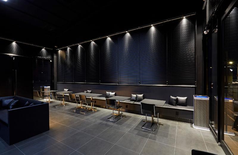 点亮 45 平咖啡店的黑色空间-10