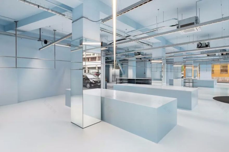 浅蓝色系的极简服装店设计丨意大利丨Modes Cagliari-21