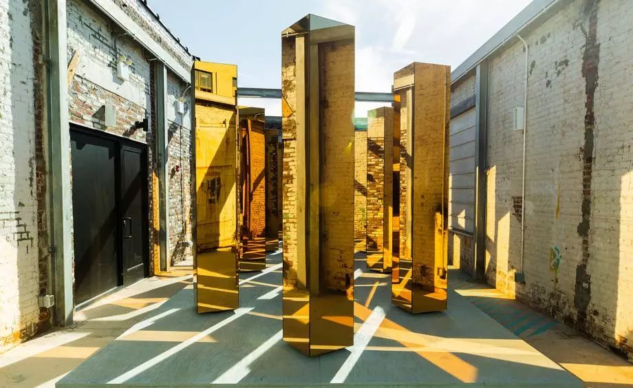 《城市精神》装置，纽约镜像柱营造诗意空间-0