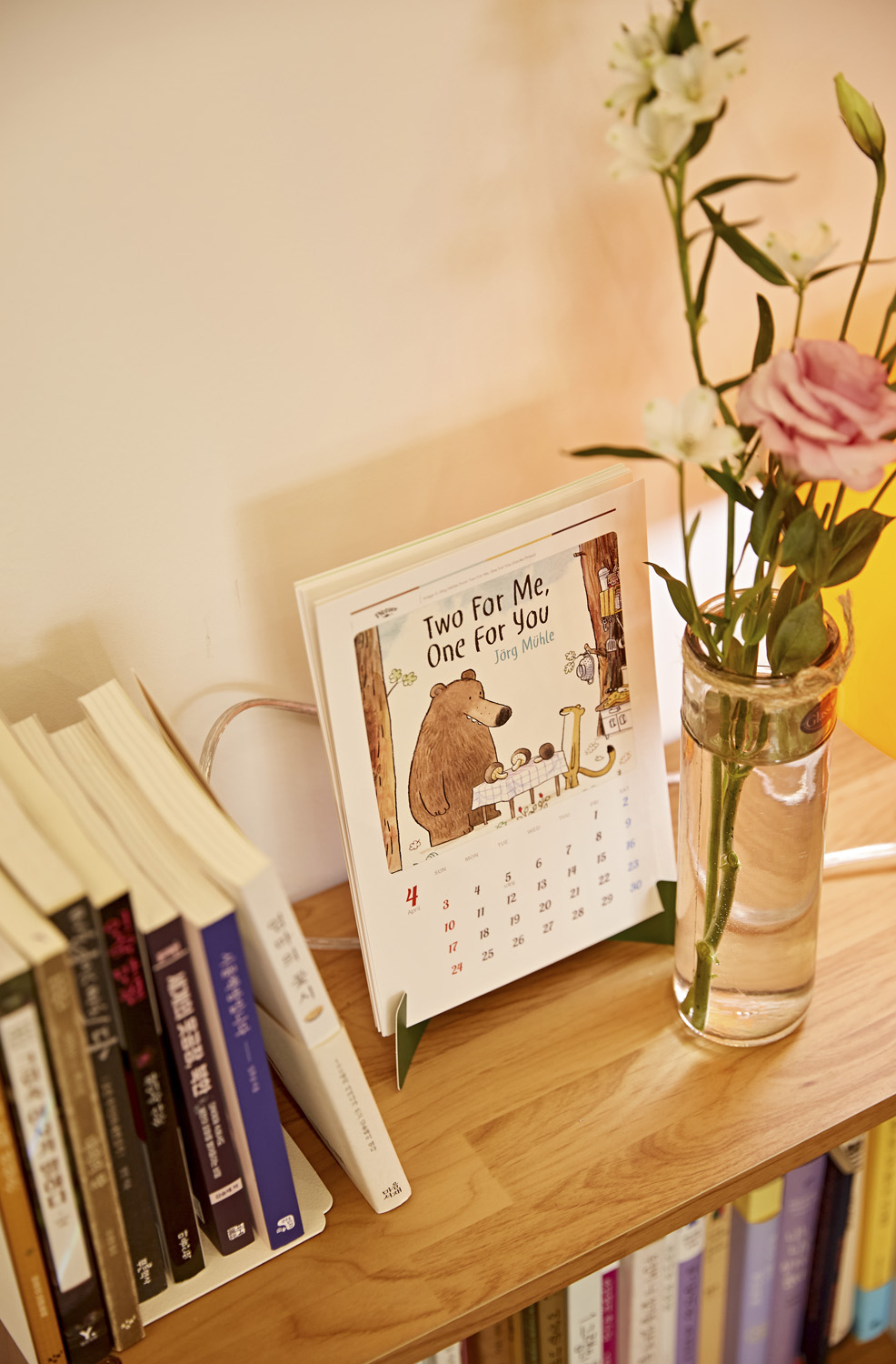 白色与木色交融的极简小书店设计-14