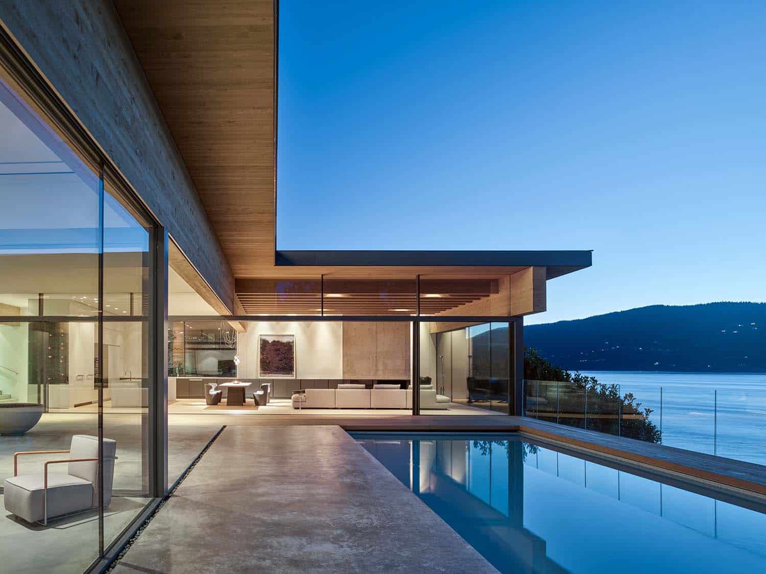An amazing luxury house overlooking the sea in West Vancouver Canada-19