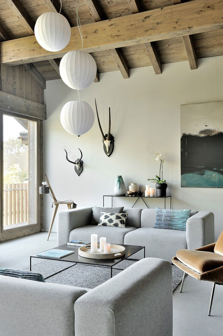 瑞士阿尔卑斯山脉的极简风格小木屋-8