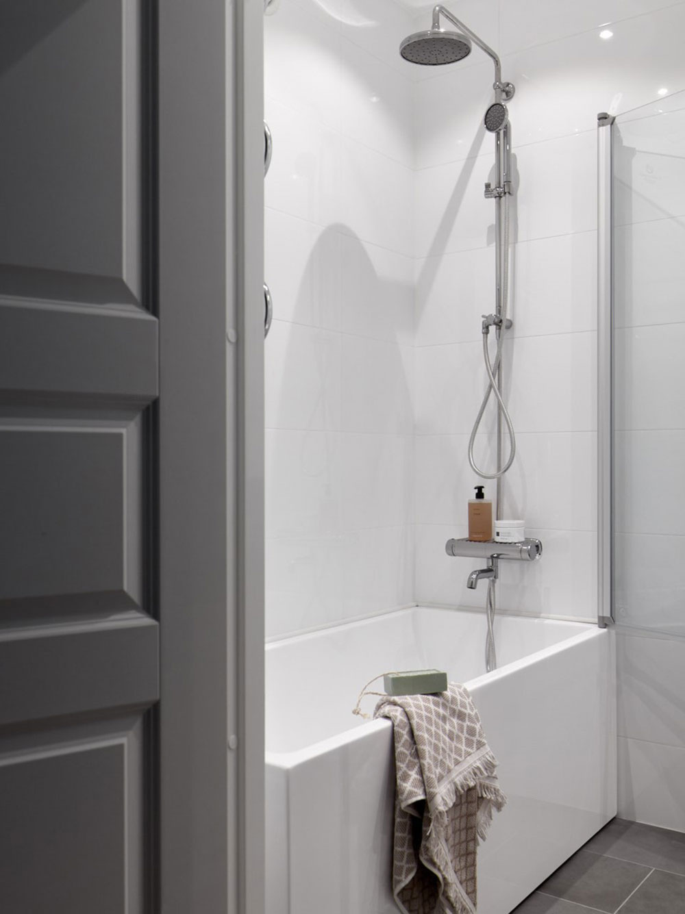 北欧风格公寓的优雅暗调设计-23