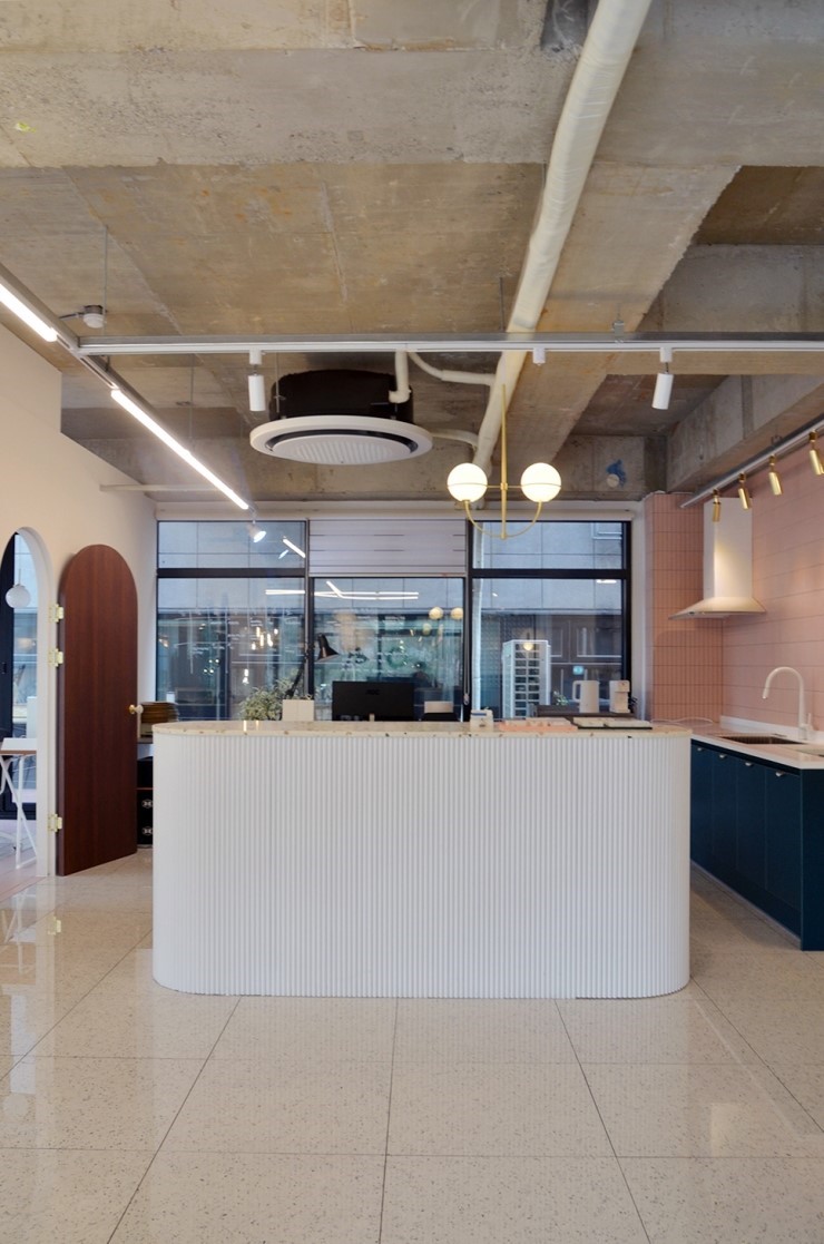 极简设计打造办公空间与展示厅-5