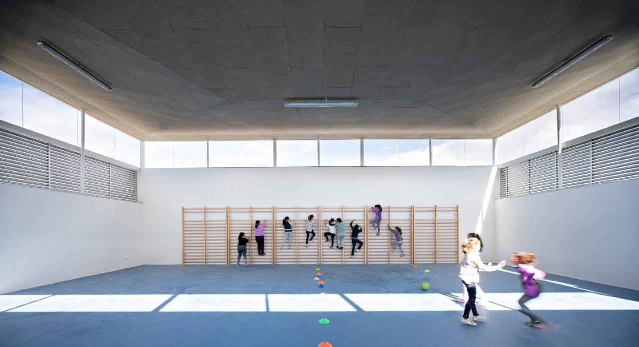 Indira Gandhi Public School · 融入地形的教育建筑-50