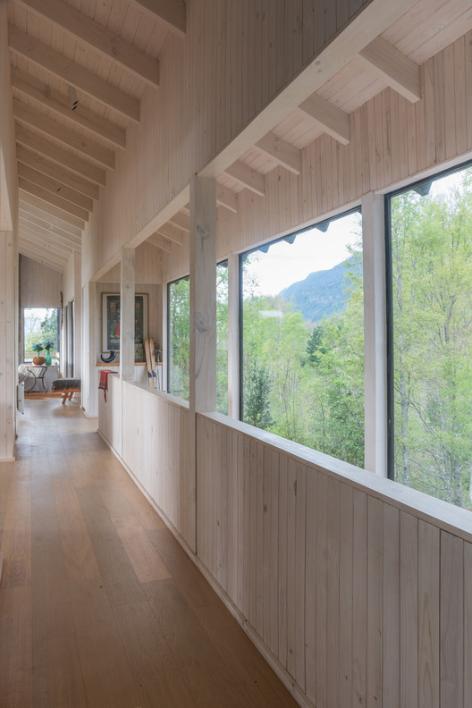 智利 Calafquén 湖畔 V 形木屋-13