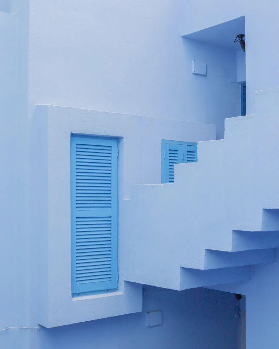 红墙 | 后现代公寓综合体的纯粹色彩与迷宫式空间-29