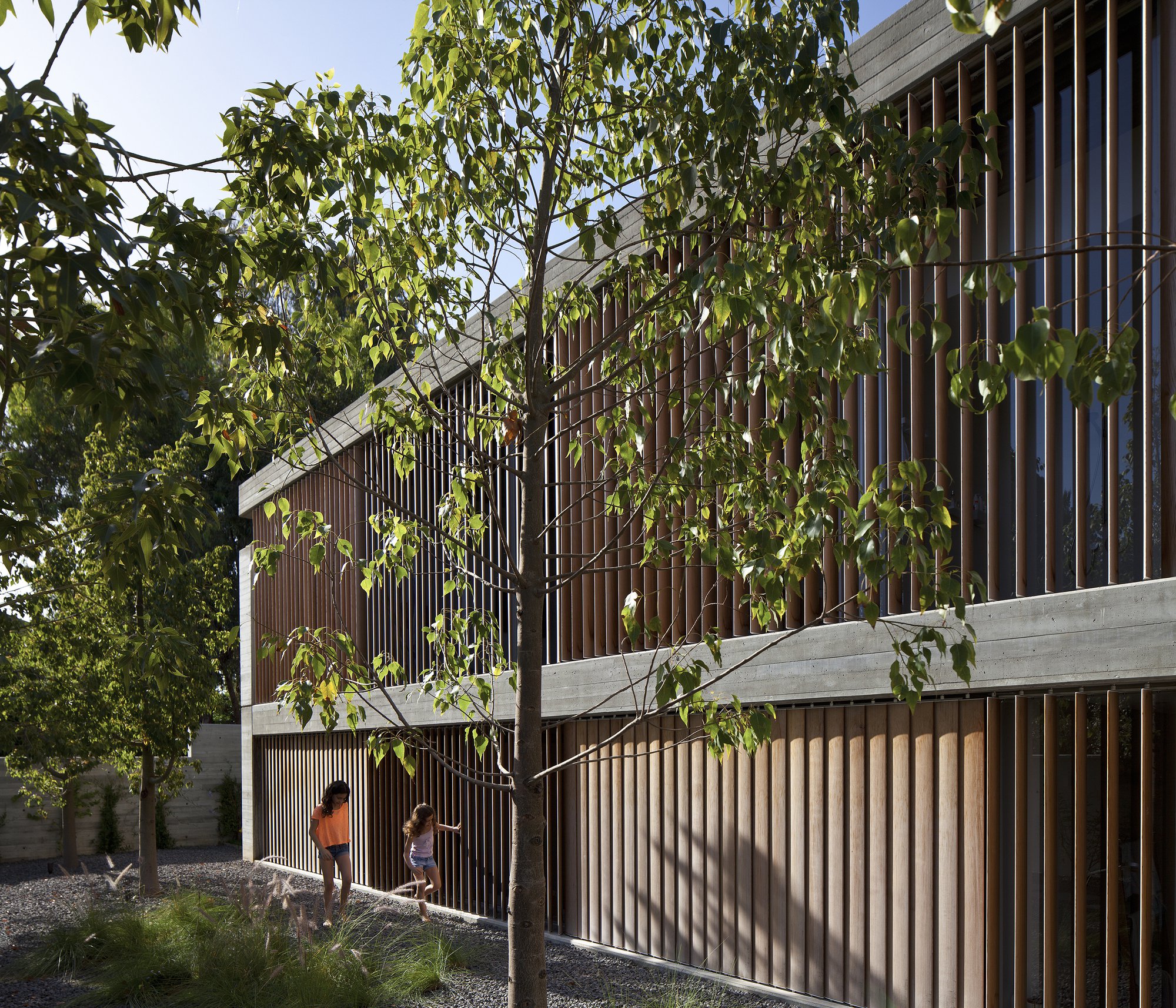 混凝土与原木的现代空灵别墅-17