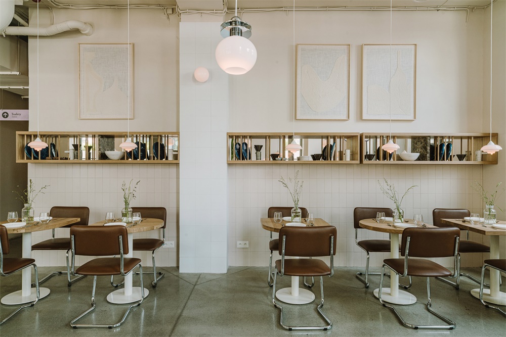 波兰 Nadzieja 现代风格餐厅 | 白色瓷砖、棕皮钢管椅展现包豪斯风格-9