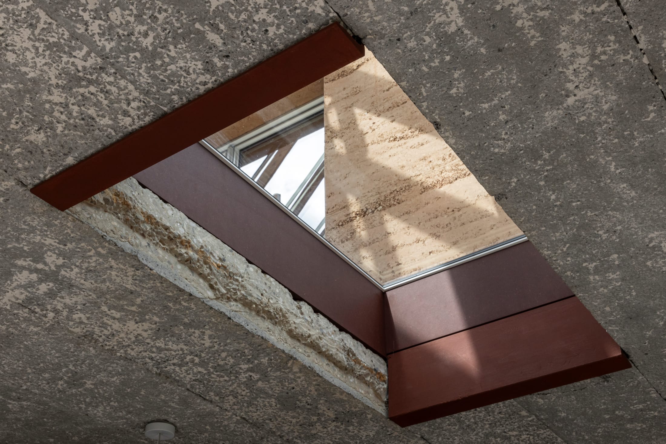 Hé Architectuur Transform 1990s Belgian Fermette with Rrammed Earth Walls and Winter Garden.-9