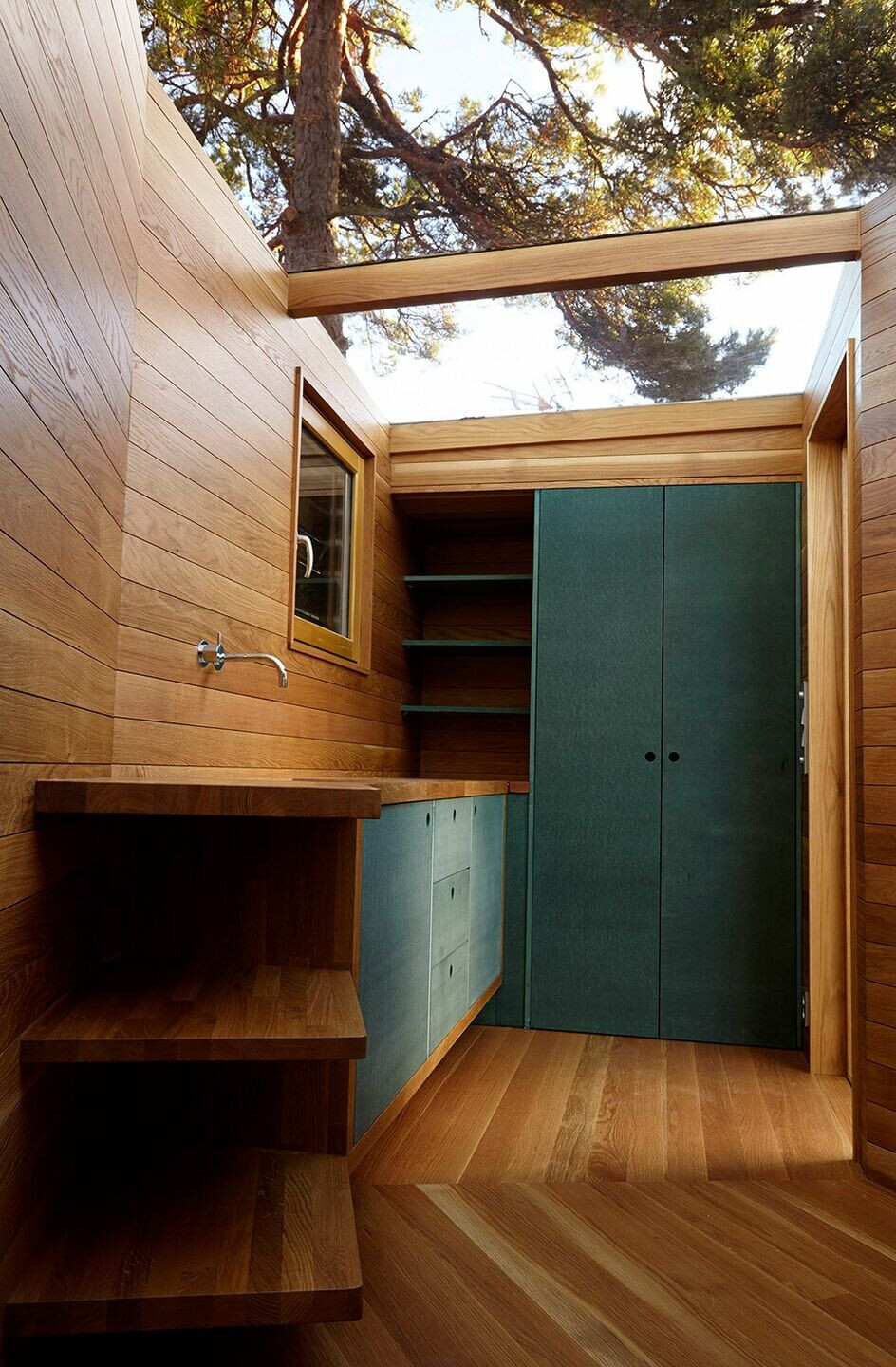 挪威小岛上的生态木质浴室-21