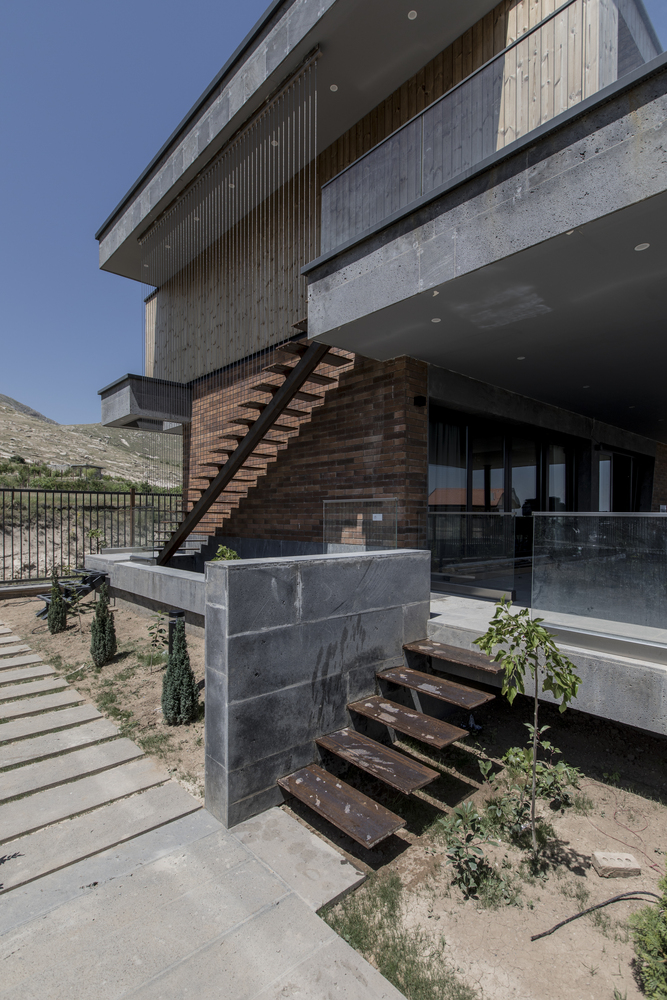 伊朗马库边陲别墅 | 解构山墙屋顶，融入自然景观-33