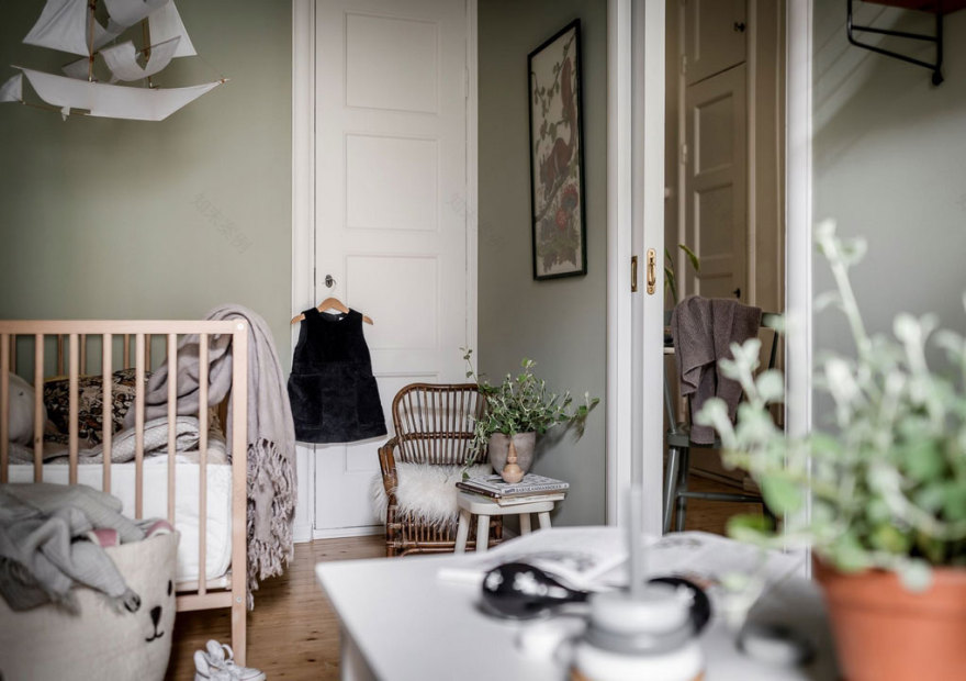 瑞典哥德堡公寓的花卉墙纸餐厅设计-22