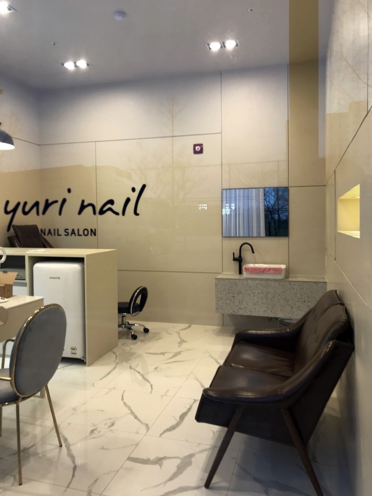 十坪纯净空间，玻璃展示柜的巧妙运用-5