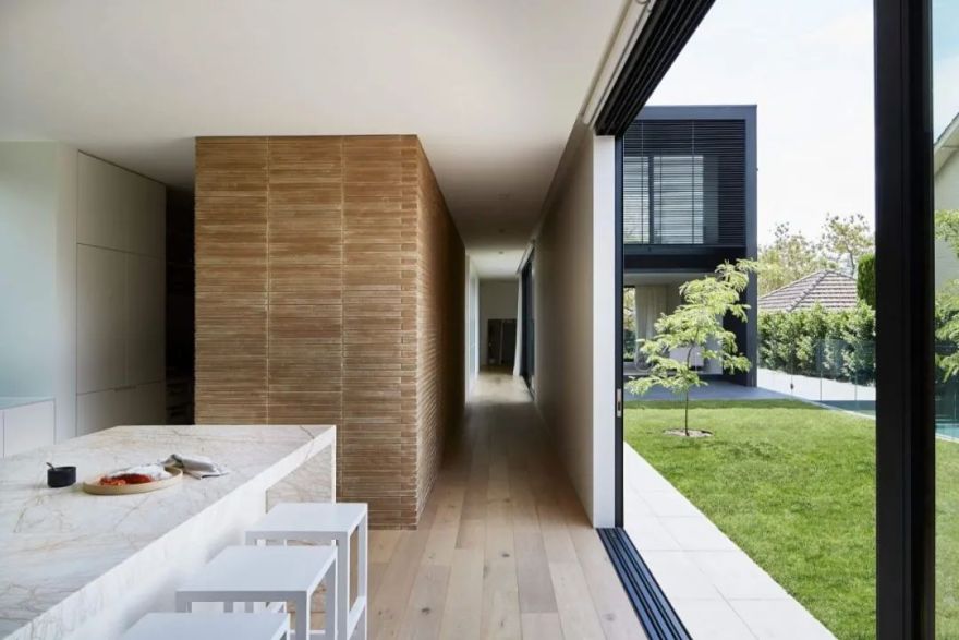 墨尔本 U 型现代别墅 | 坚固与温暖的二元探索-24