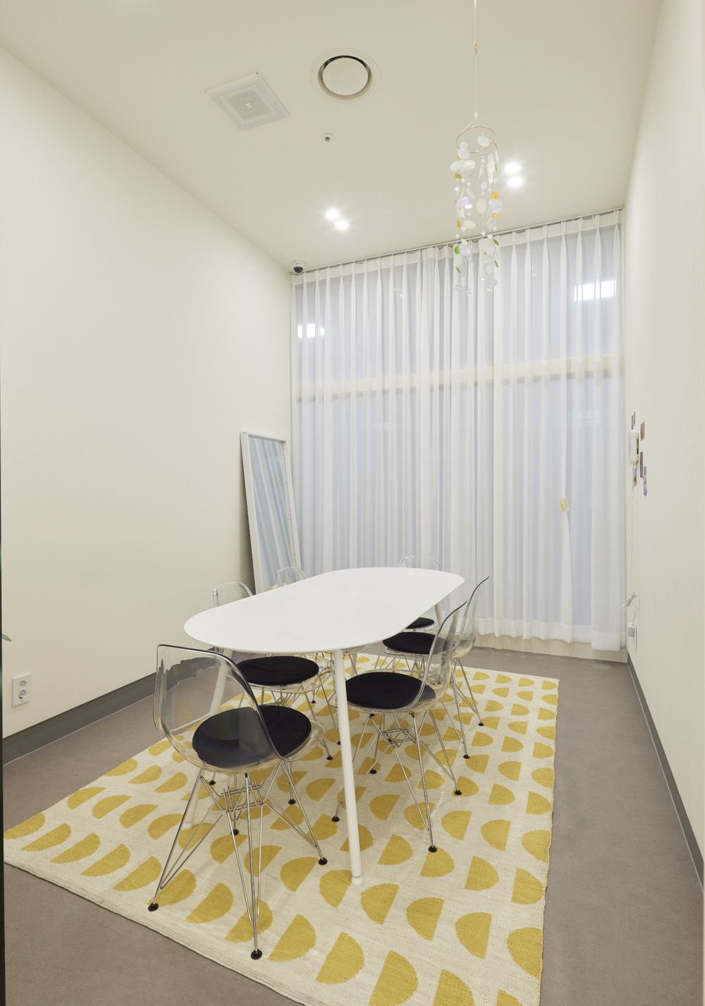 白色梦幻咖啡厅 | 31 平米的极简艺术空间-18